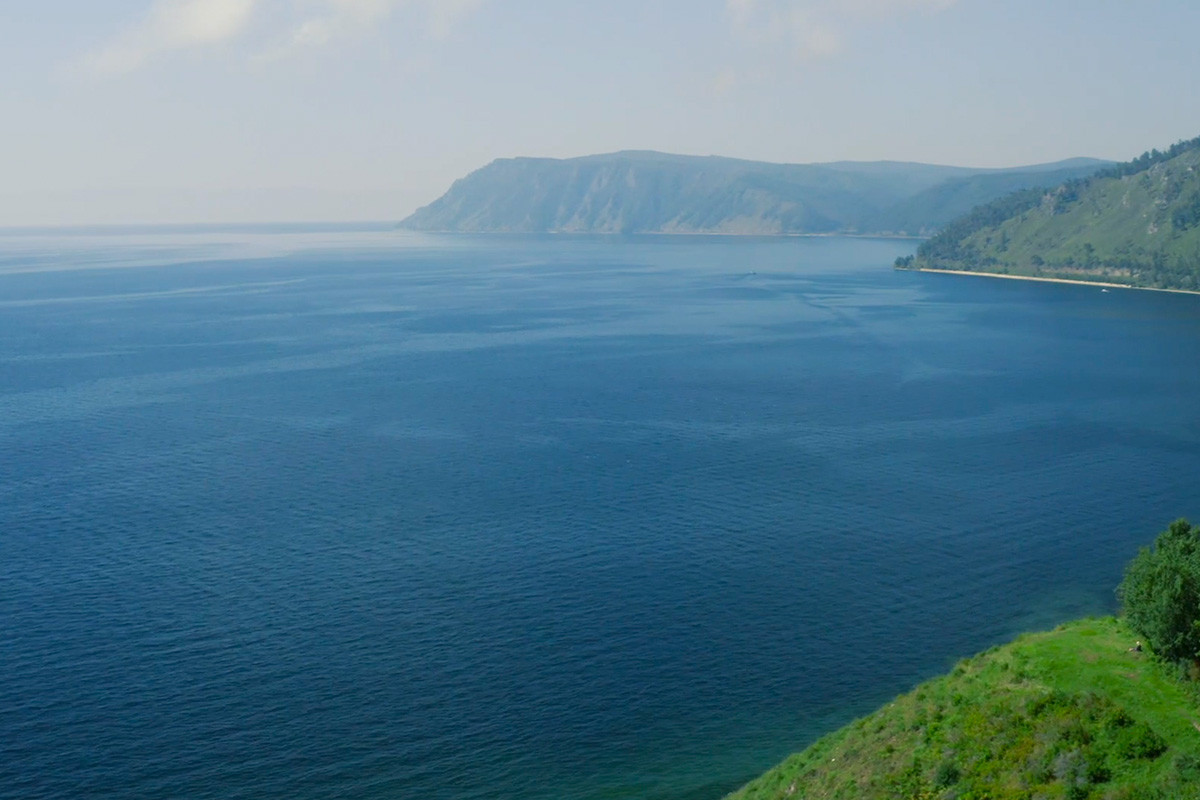 Ngoài độ sâu kỷ lục, hồ Baikal còn là hồ nước ngọt có lượng nước lớn nhất thế giới, chiếm khoảng 22-23% tổng lượng nước ngọt không bị đóng băng quanh năm trên bề mặt thế giới. Theo ước tính, thể tích nước của hồ lên tới gần 24.000 km3 nước ngọt. Ảnh: Stark Production BV.