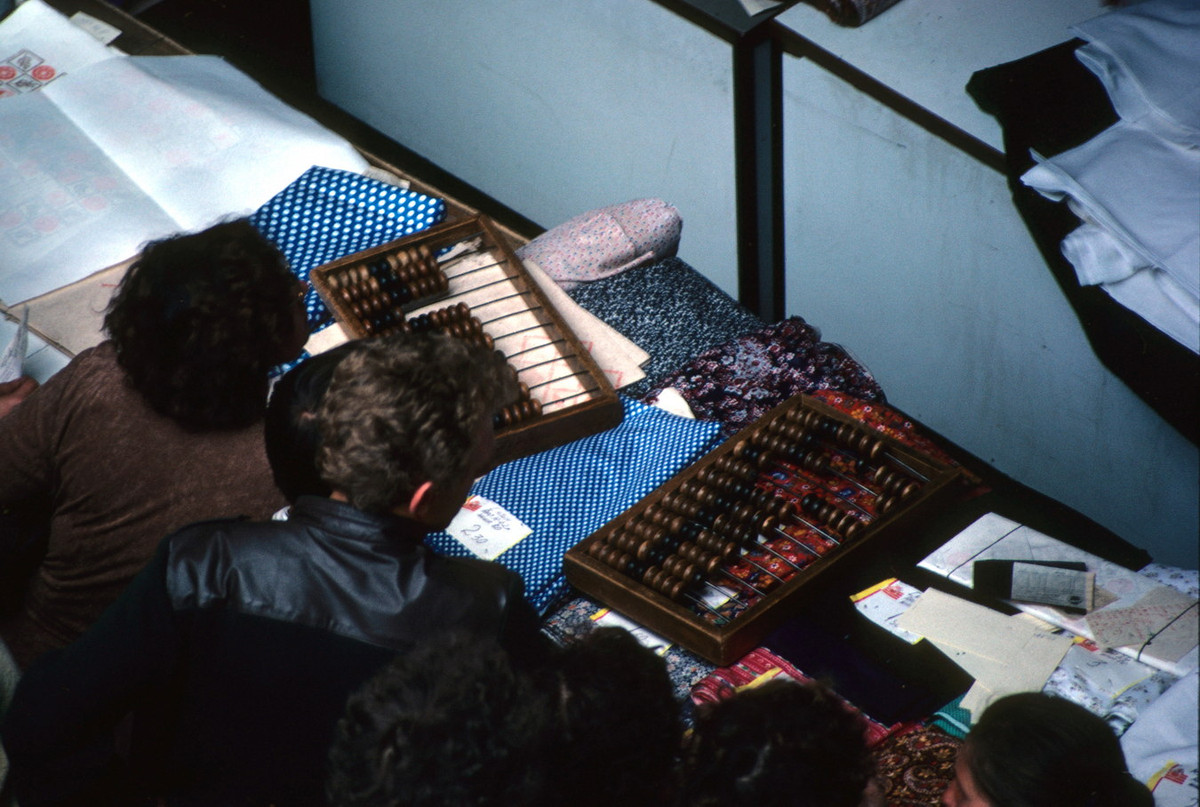 Các nhân viên sử dụng bàn tính bằng gỗ.