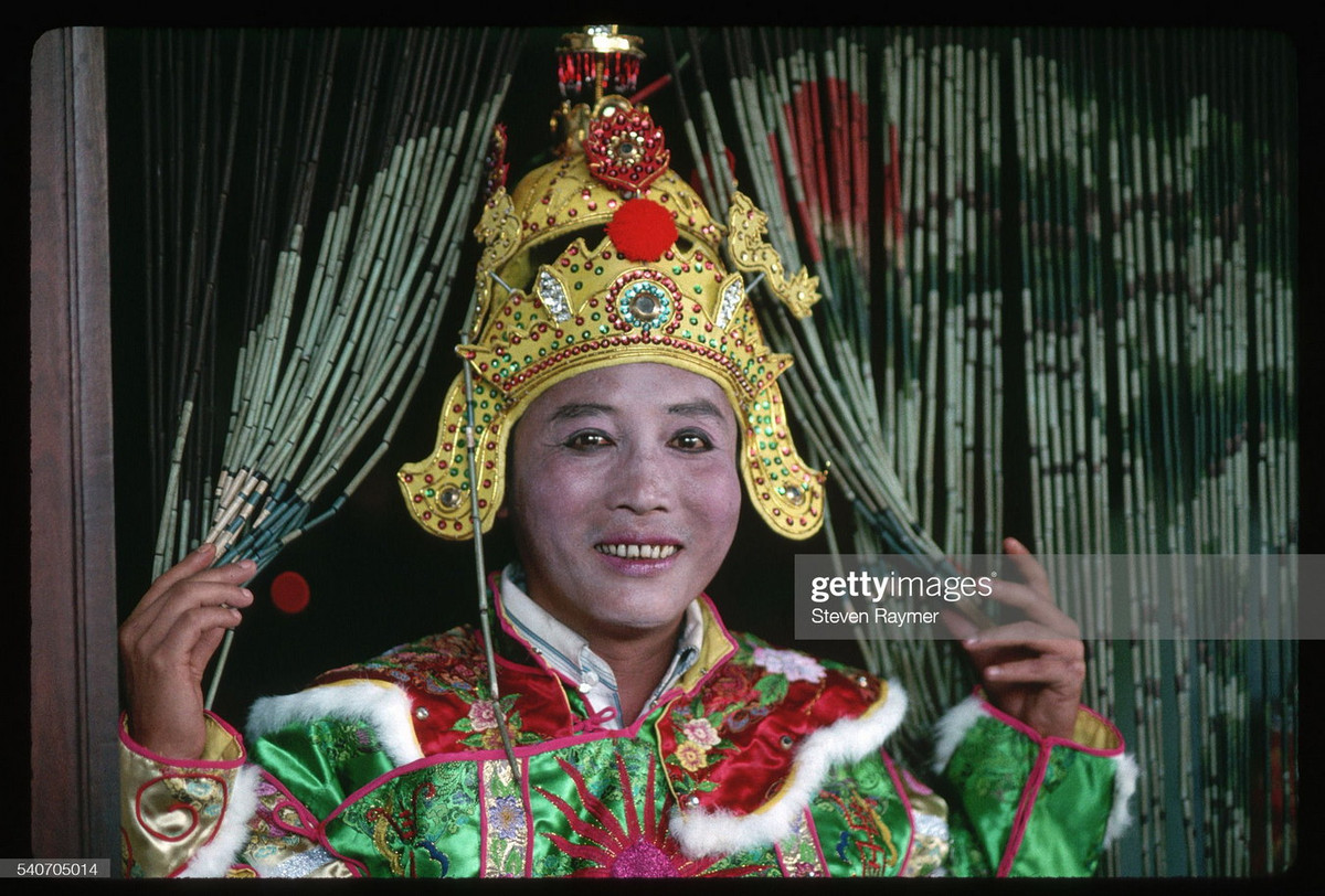 Chân dung một diễn viên múa cung đình Huế tại buổi biểu diễn phục vụ khách quốc tế, 1994.