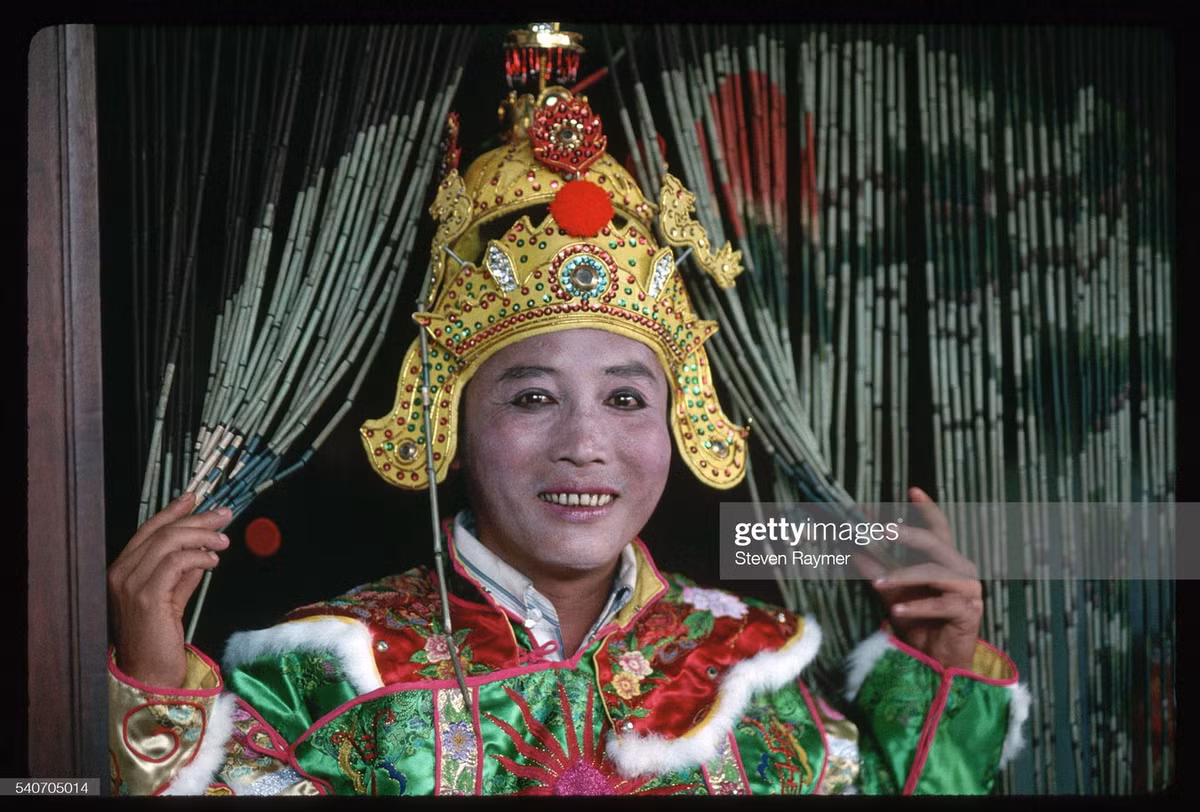 Chân dung một diễn viên múa cung đình Huế tại buổi biểu diễn phục vụ khách quốc tế, 1994.