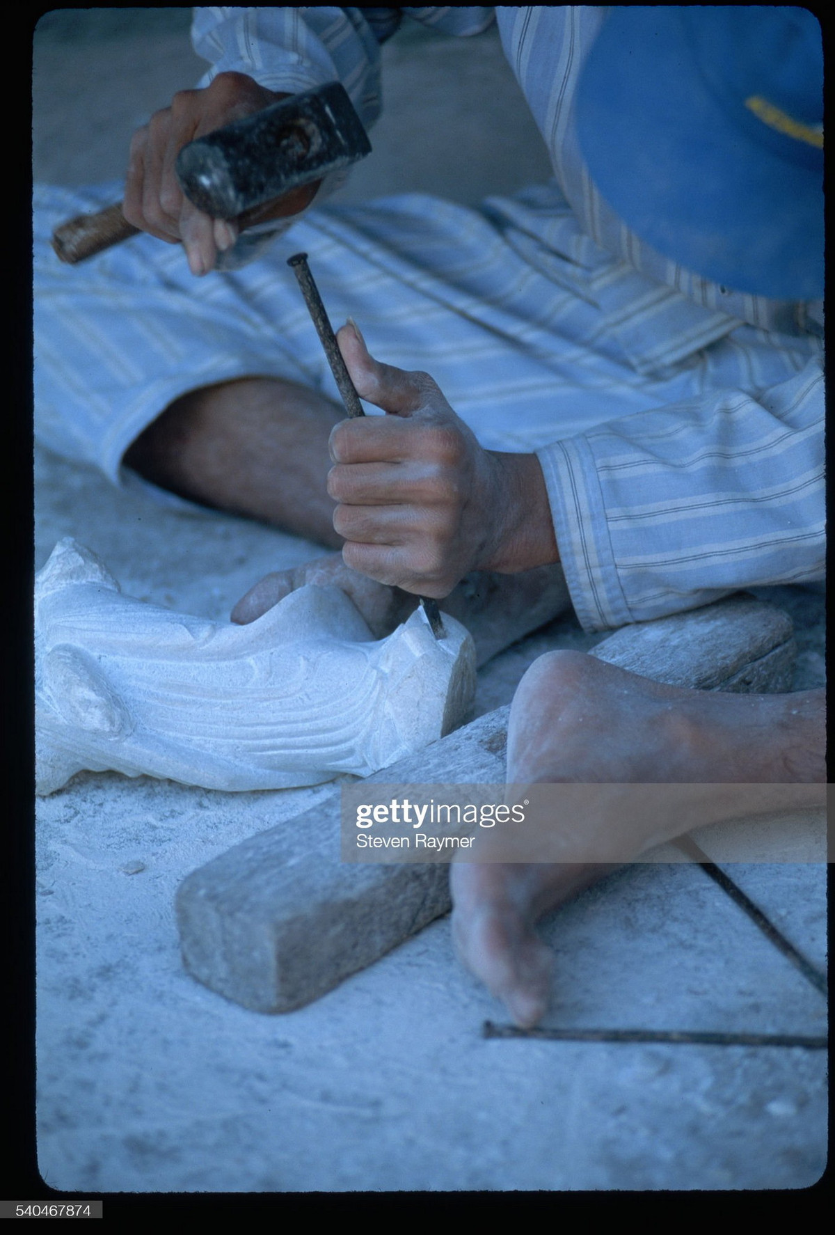 Một nghệ nhân đang chạm khắc tượng Bồ Tát bằng đá ở làng nghề đá mỹ nghệ Non Nước, Ngũ Hành Sơn, Đà Nẵng 1994.