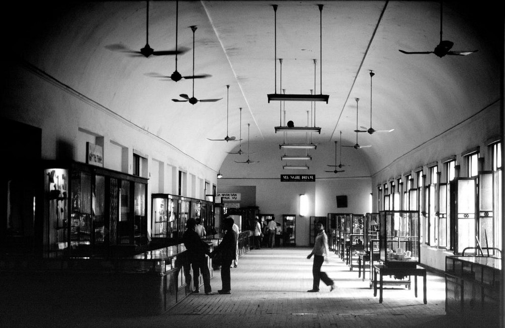 Bên trong Bách hóa Tràng Tiền năm 1980. Ảnh: Philip Jones Griffiths.