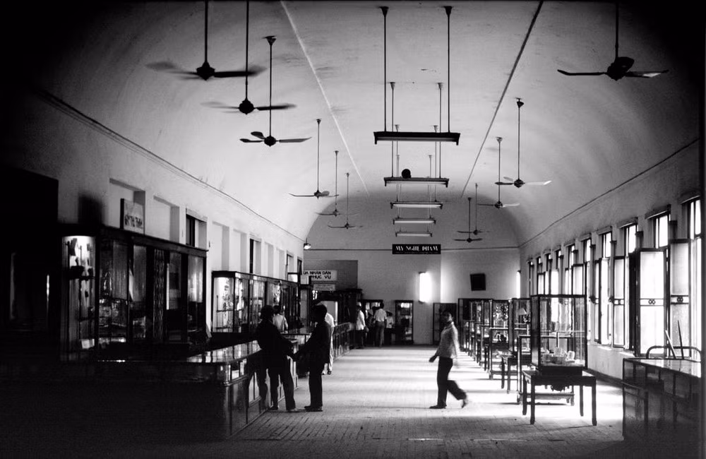 Bên trong Bách hóa Tràng Tiền năm 1980. Ảnh: Philip Jones Griffiths.