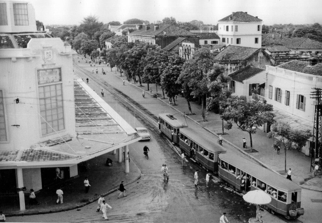 Tàu điện từ bờ hồ tiến vào phố Hàng Bài, bên trái là Bách hóa, những năm 1960-1970.