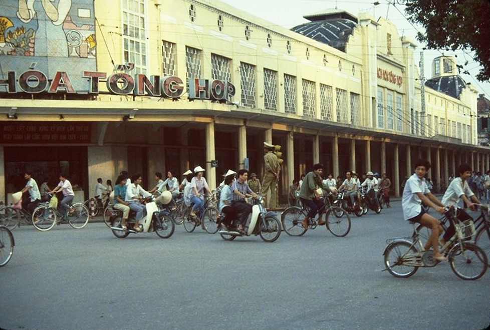 Bên ngoài Bách hóa tổng hợp Tràng Tiền, Hà Nội đầu năm 1990.