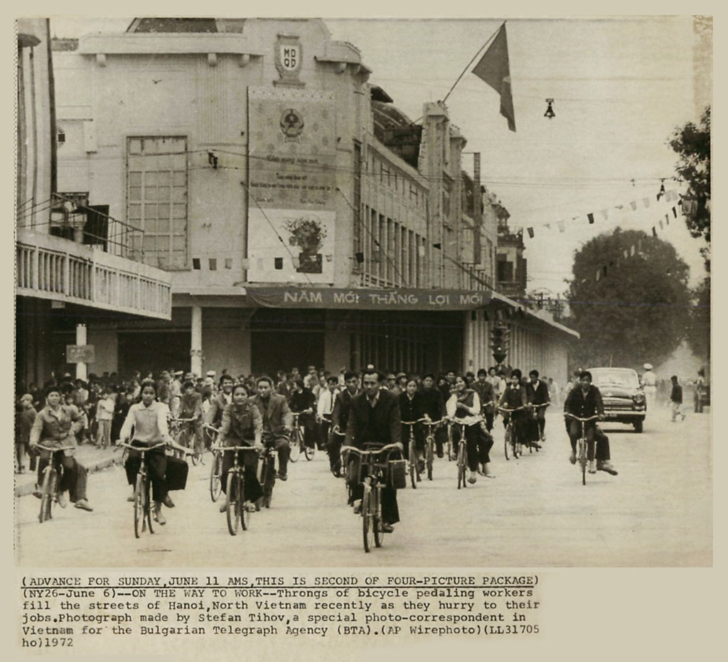 Từ phố Đinh Tiên Hoàng nhìn về nhà Bách hóa, 1972. Ảnh của Stefan Tihov, phóng viên ảnh làm việc cho Hãng thông tấn BTA của Bulgaria.