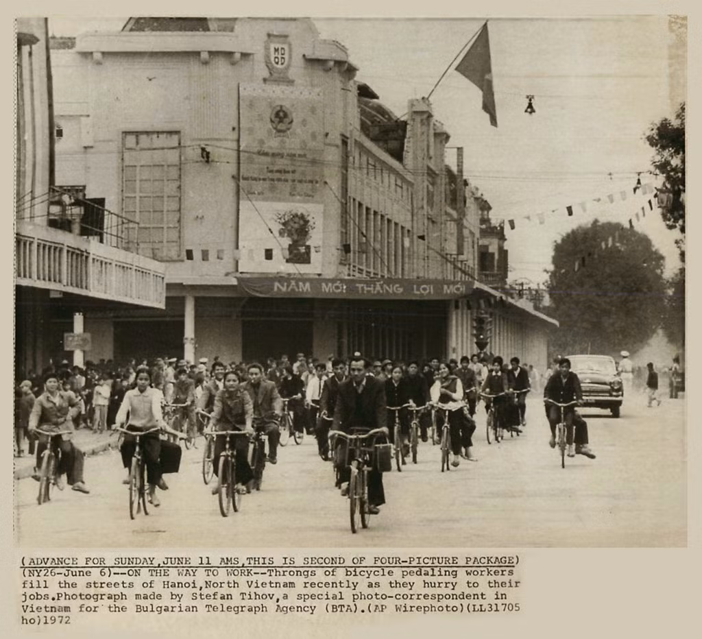 Từ phố Đinh Tiên Hoàng nhìn về nhà Bách hóa, 1972. Ảnh của Stefan Tihov, phóng viên ảnh làm việc cho Hãng thông tấn BTA của Bulgaria.