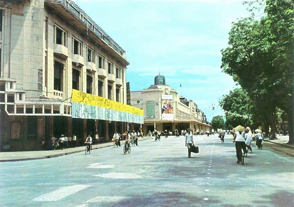 Tấm bưu thiếp thập niên 1960 với hình ảnh phố Đinh Tiên Hoàng và Bách hóa Tràng Tiền ở phía xa.