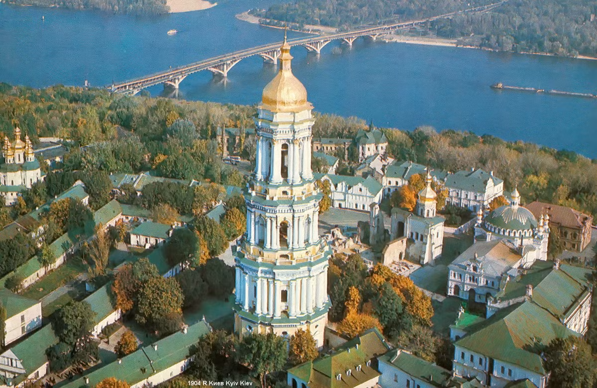 Góc nhìn từ trên cao về Kiev-Pechersk Lavra, quần thể tu viện Chính thống giáo đồ sộ hình thành và phát triến từ thế kỷ 11-19 ở Kiev. Vào thập niên 1970-1980, nơi này là Bảo tàng Văn hóa và Lịch sử Quốc gia.