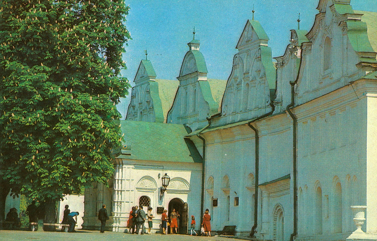 Tòa nhà Konvir, xây dựng vào thế kỷ 18, nằm trong quần thể kiến trúc của Kiev-Pechersk Lavra.