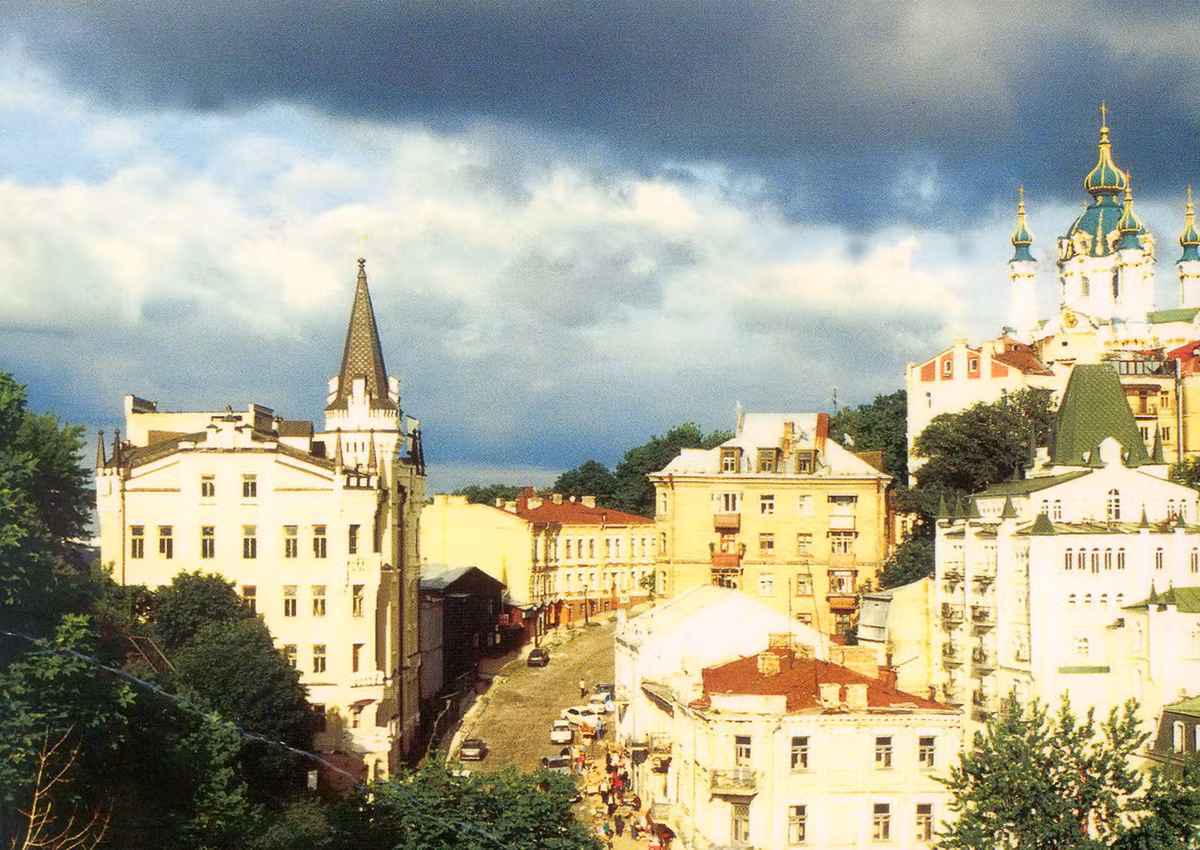 Một góc thành phố Kiev với các vòm tháp của nhà thờ St. Andrew Church, có từ thế kỷ 18, ở góc trên bên phải.