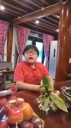 Ro clip Bi Beo khoc xin loi me sau lum xum kiem tra dien thoai