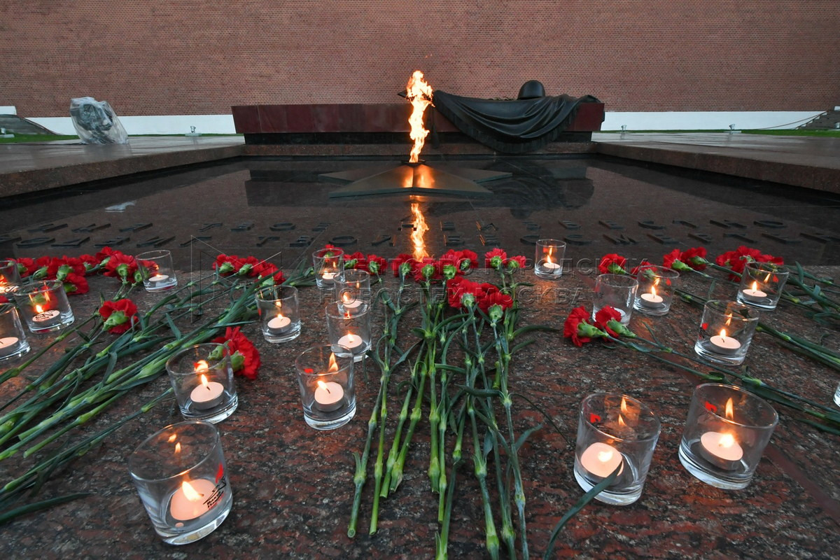 Từ khi ngọn lửa Vĩnh cửu được thắp lên cho đến nay, như một truyền thống văn hóa, vào những ngày lễ quan trọng người dân Moscow cũng như trên khắp nước Nga sẽ đến trước Mộ Chiến sĩ vô danh thắp nến và dâng hoa cẩm chướng đỏ để tỏ lòng biết ơn đối với những người đã ngã xuống để họ có được cuộc sống bình yên ngày hôm nay. Ảnh: Mskagency.ru.