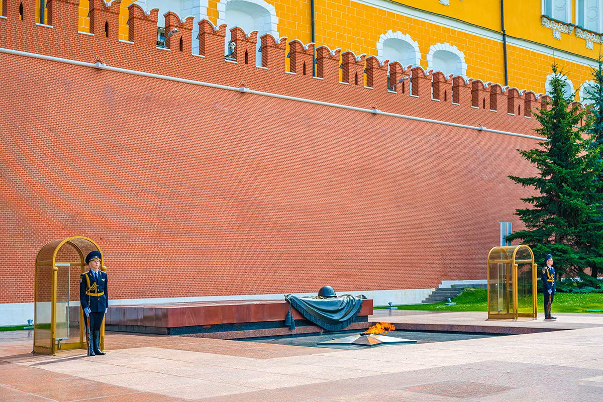 Năm 1997, theo Nghị định của Tổng thống Nga Yeltsin, hai bên Mộ Chiến sĩ vô danh được lập hai bốt gác bằng kính. Hai người lính được điều từ Trung đoàn Kremly (hay còn gọi Trung đoàn Tổng thống) đứng trực trong bốt gác từ 8h đến 20h mỗi ngày, mỗi giờ đổi gác một lần. Ảnh: Fotokto.ru.