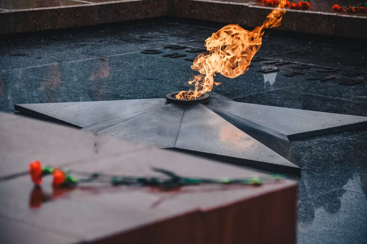 Từ năm 2009, theo Nghị định của Tổng thống Putin, Mộ Chiến sĩ vô danh ở Moscow được đưa vào Danh sách Di sản văn hóa - lịch sử của nước Nga. Ảnh: Moscow 24.