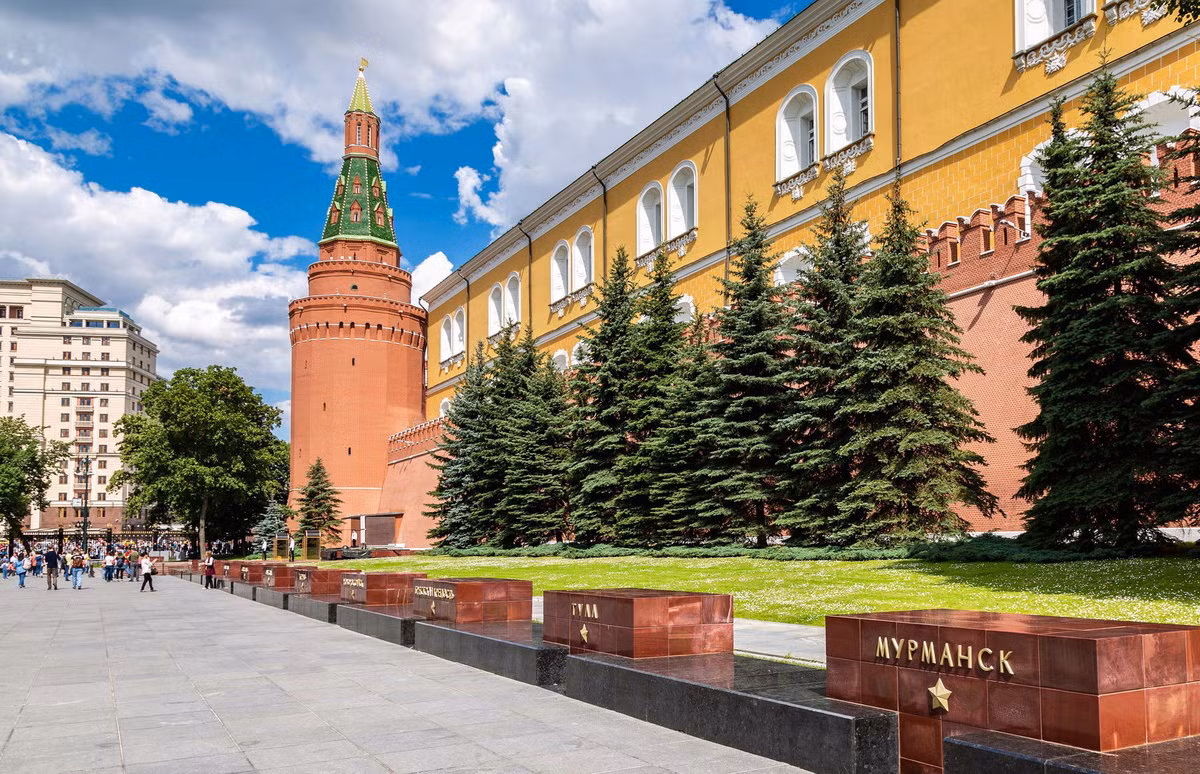 Phía bên phải ngôi mộ là một lối đi, bên cạnh có 9 khối đá hoa màu đỏ thẫm. Trên mỗi khối đá có khắc tên một thành phố anh hùng trong cuộc Chiến tranh Vệ quốc và hình ảnh ngôi sao vàng, tượng trưng cho Huân chương Anh hùng Liên bang Xô-viết. Ảnh: Ont.by.