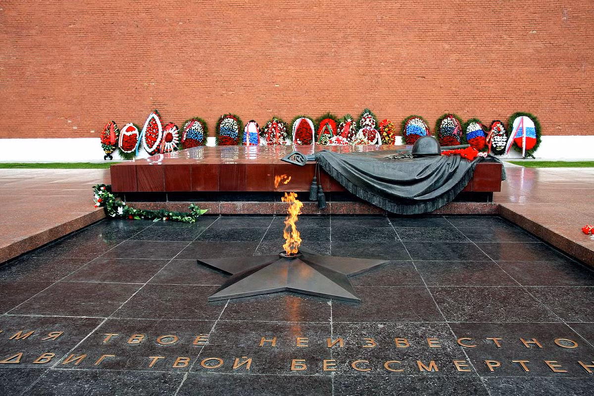 Trên mặt đá của ngôi mộ khắc dòng chữ “Tên của anh không ai biết, chiến công của anh bất tử” - Имя твое неизвестно, подвиг твой бессмертен. Tác giả của lời văn bất hủ này là nhà văn Liên Xô Sergei Mikhalkov. Ảnh: Neinvalid.ru.