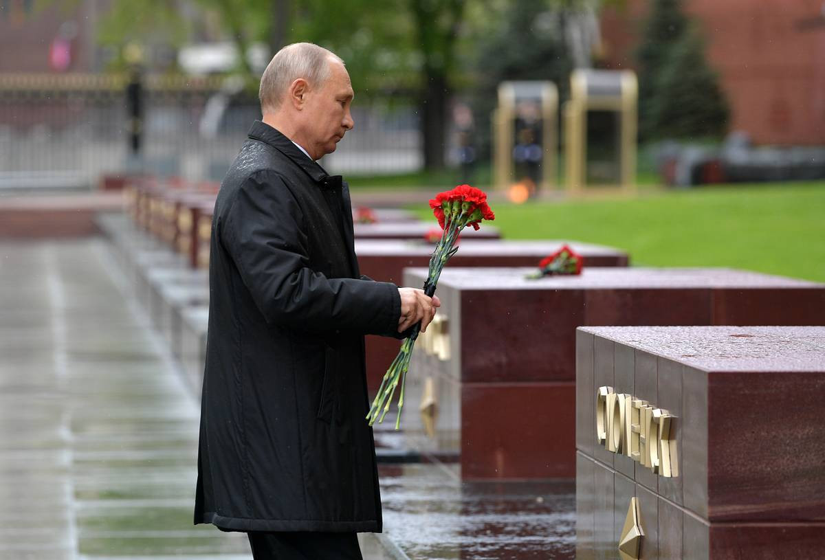 Mỗi khối đá chứa một chiếc lọ đựng đất của các thành phố anh hùng Kiev, Minsk, Smolensk, Odessa, Murmansk, Leningrad, Tula, Moscow, Sevastopol, Kerch, Novorossiysk, Stalingrad và pháo đài anh hùng Brest. Ảnh: TASS.