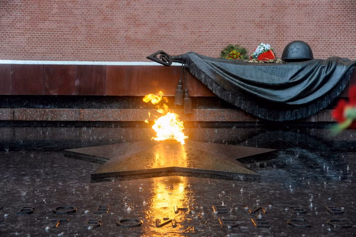 Vào lúc 11h45 ngày 3/12/1966 (sau này, ngày này hàng năm được lấy là ngày Chiến sĩ vô danh), một chiếc xe kéo pháo đã đưa di hài từ đại lộ Leningrad tiến vào nội thành Moscow. Trên đường phố, đội quân danh dự bồng súng bước đều chậm rãi dọc hai bên cỗ quan tài được kéo đi chầm chậm. Các cựu binh chiến tranh Vệ quốc đi thành đoàn phía sau. Ảnh: Regnum.ru.