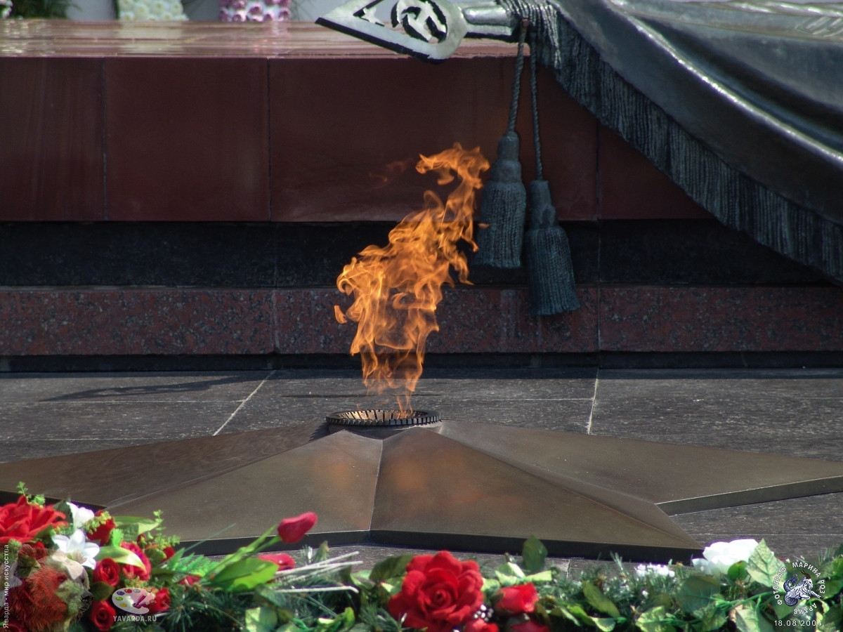 Ngày 7/5/1967, Liên Xô đã tổ chức một cuộc chạy tiếp sức để đưa cây đuốc được châm từ ngọn lửa Vĩnh cửu ở nghĩa trang Piskaryovskoye, Leningrad, về Moscow. Trên mọi ngả đường mà người cầm đuốc đi qua có hàng vạn người đứng trang nghiêm để bày tỏ sự tôn kính. Sau một ngày đêm, ngọn đuốc thiêng liêng đã về đến Moscow.