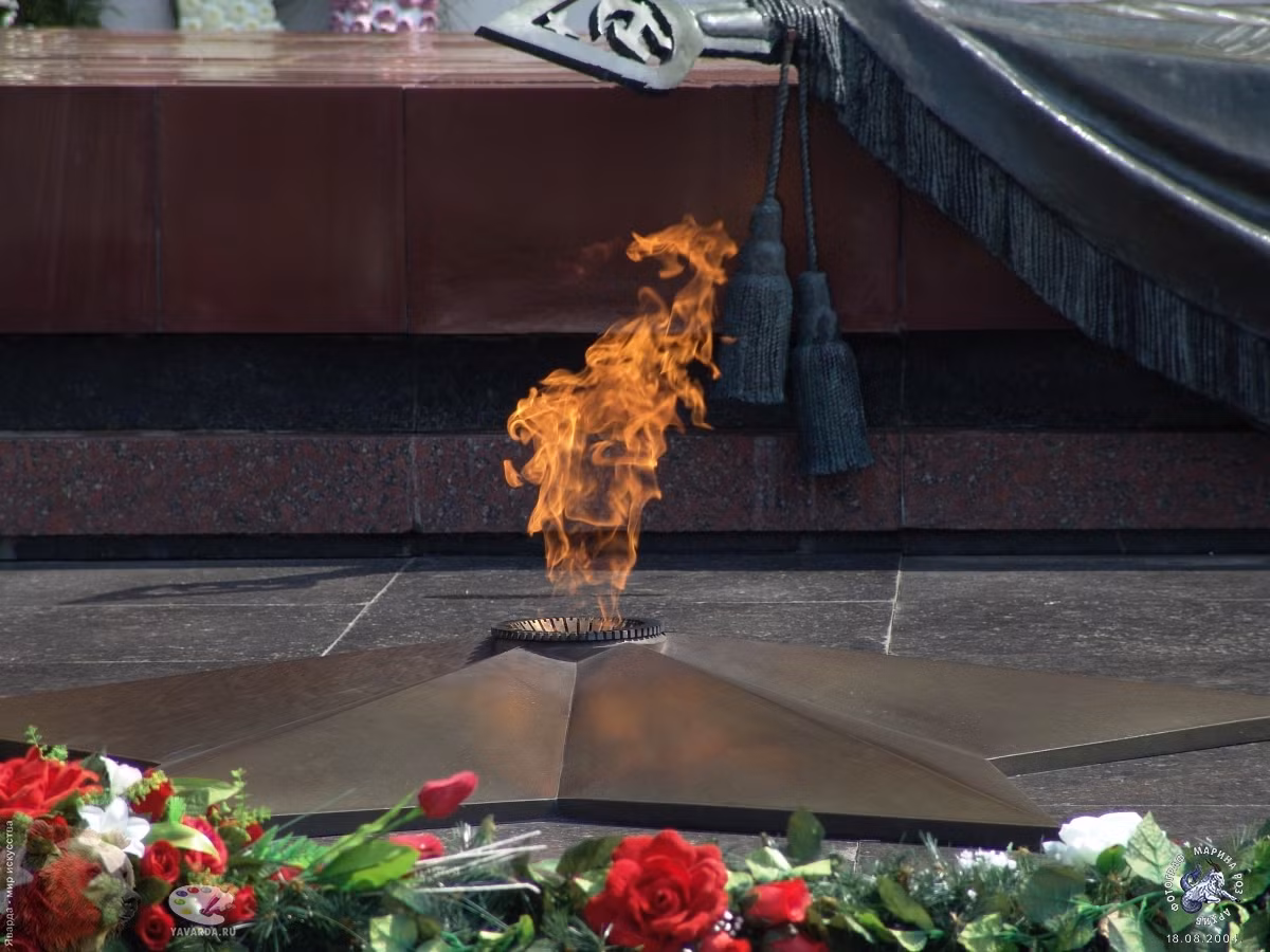 Ngày 7/5/1967, Liên Xô đã tổ chức một cuộc chạy tiếp sức để đưa cây đuốc được châm từ ngọn lửa Vĩnh cửu ở nghĩa trang Piskaryovskoye, Leningrad, về Moscow. Trên mọi ngả đường mà người cầm đuốc đi qua có hàng vạn người đứng trang nghiêm để bày tỏ sự tôn kính. Sau một ngày đêm, ngọn đuốc thiêng liêng đã về đến Moscow.