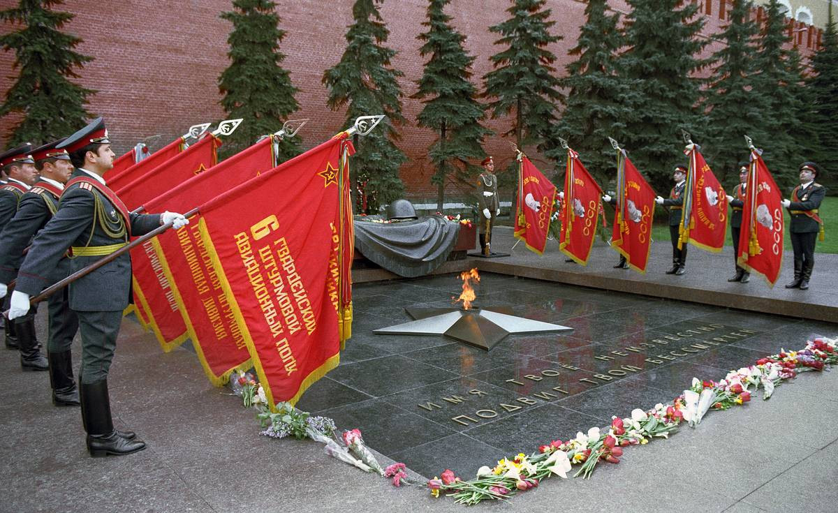 Theo đó, hài cốt của những người lính vô danh hy sinh trong trận Moscow năm 1941 ban đầu được chôn cất trong một ngôi mộ tập thể của Đài tưởng niệm Shtyki - vị trí quân Đức tiến xa nhất ở chiến trường Moscow. Vào dịp kỷ niệm 25 năm trận chiến, những bộ hài cốt ở nơi đây đã được đưa về gần Điện Kremly. Ảnh: TASS.