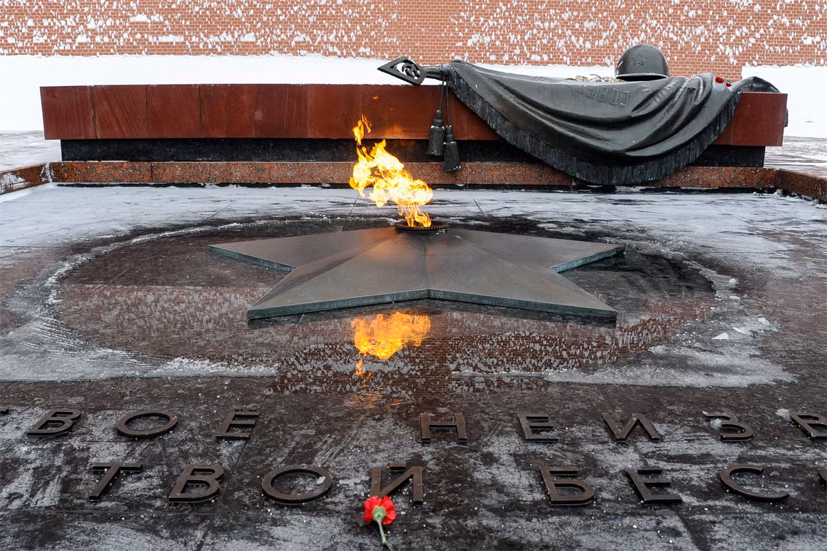 Khi cỗ xe đến gần tường thành Kremly, đội quân nhạc tấu lên khúc nhạc tang bi tráng mà hào hùng. Nhiều cựu binh và người dân chứng kiến thời khắc này đã không kìm được nước mắt. Sau khi quan tài được hạ, loạt đại bác rền vang để đưa tiễn các anh hùng. Mọi hoạt động trên toàn Liên bang Xô Viết đều dừng lại trong 3 phút để mọi người cúi đầu mặc niệm. Ảnh: Regnum.ru.