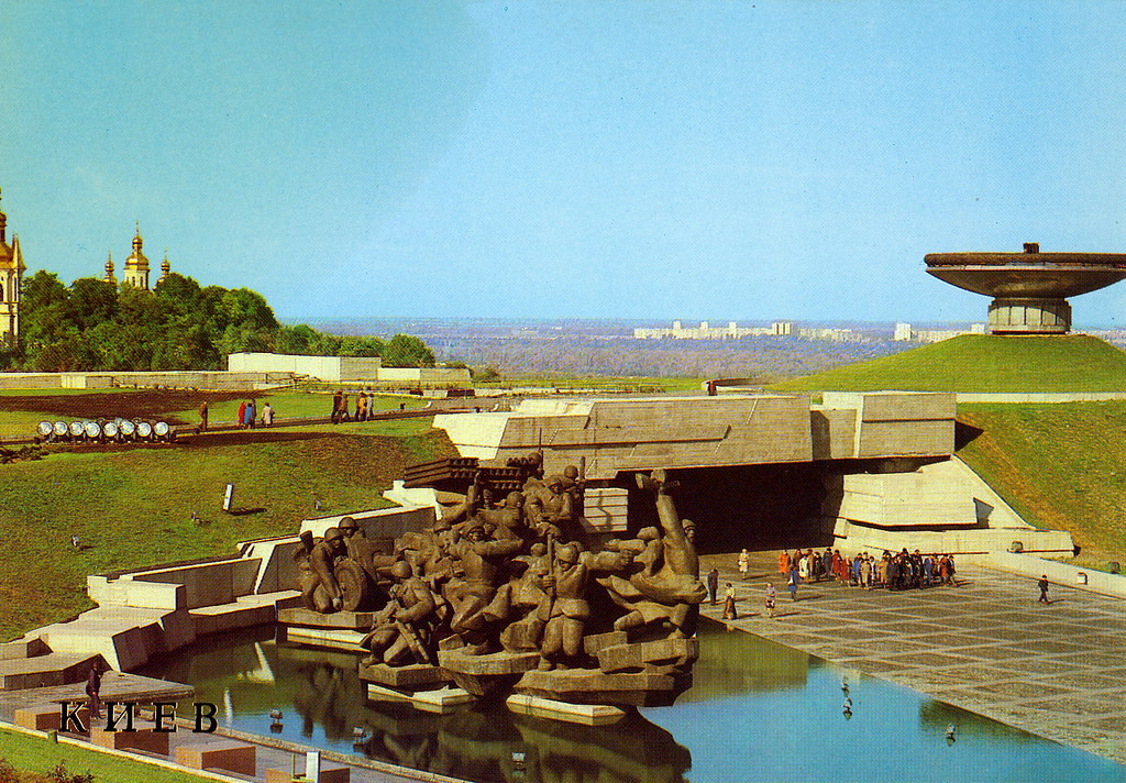 Trong khuôn viên của khu phức hợp tưởng niệm Bảo tàng Quốc gia Ukraina về Lịch sử của cuộc Chiến tranh Vệ quốc Vĩ đại 1941-1945.