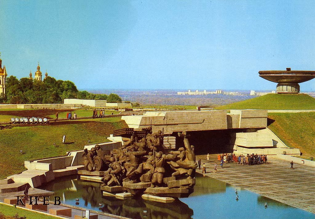 Trong khuôn viên của khu phức hợp tưởng niệm Bảo tàng Quốc gia Ukraina về Lịch sử của cuộc Chiến tranh Vệ quốc Vĩ đại 1941-1945.