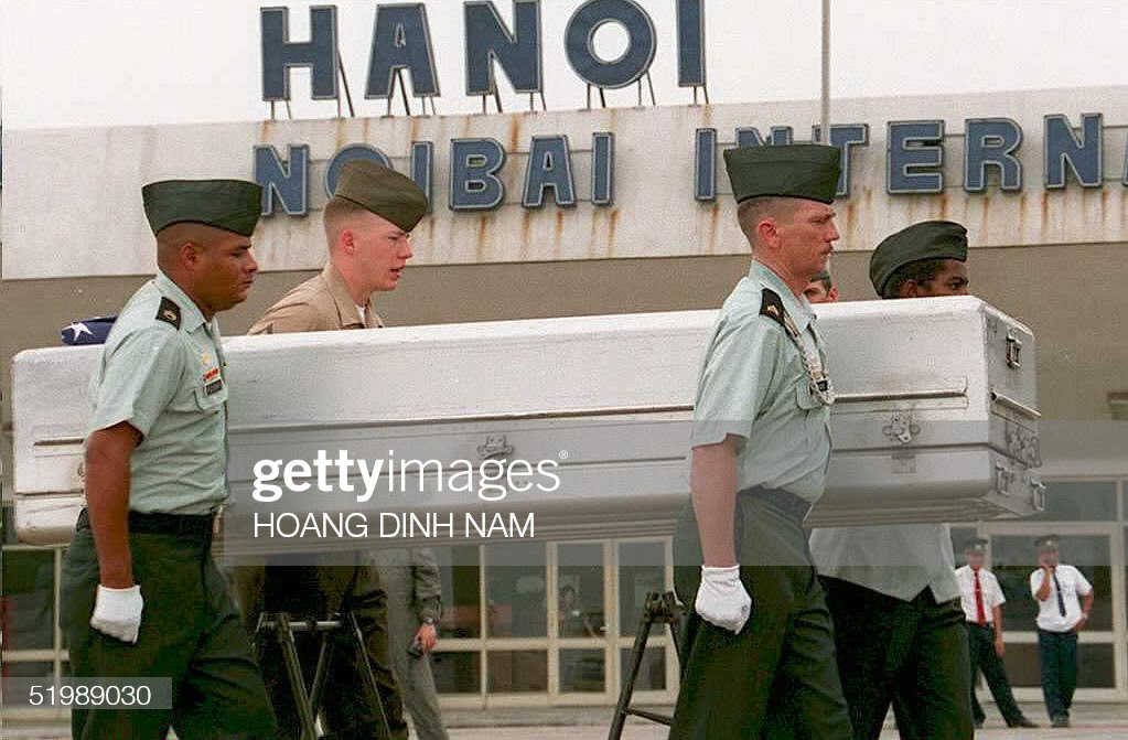 Quân nhân Mỹ khiêng quan tài chứa di hài cốt binh sĩ Mỹ mất tích thời chiến tranh ở Việt Nam trong buổi lễ diễn ra tại sân bay quốc tế Nội Bài, ngày 6/6/1995.