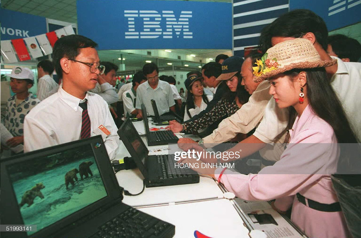 Một cô gái dùng thử máy tính xách tay IBM tại Tuần lễ Công nghệ Thông tin Việt Nam lần thứ 5 tại Hà Nội ngày 1/11/1995. Các công ty máy tính hàng đầu của Mỹ như IBM, Compaq, Apple và Microsoft đã tham gia triển lãm. Lúc này giá thành laptop vẫn nằm ngoài khả năng chi trả của đại đa số người Việt Nam.