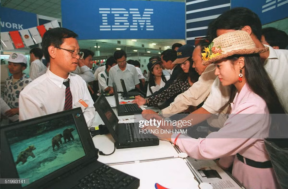Một cô gái dùng thử máy tính xách tay IBM tại Tuần lễ Công nghệ Thông tin Việt Nam lần thứ 5 tại Hà Nội ngày 1/11/1995. Các công ty máy tính hàng đầu của Mỹ như IBM, Compaq, Apple và Microsoft đã tham gia triển lãm. Lúc này giá thành laptop vẫn nằm ngoài khả năng chi trả của đại đa số người Việt Nam.