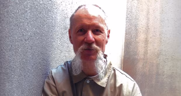 Tham gia vào các vụ cướp có vũ trang để có tiền mua ma túy, Silverstein bị cảnh sát bắt giữ cùng anh họ và bố dượng Thomas Conway vào năm 1971. Khi đó mới 19 tuổi, Silverstein được đưa đến nhà tù San Quentin.