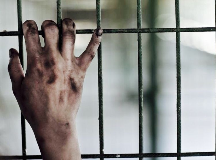 Kể từ đó Silverstein bị nhốt trong phòng biệt giam với đèn luôn được bật nhằm tránh gây gián đoạn cho việc theo dõi qua camera giám sát. Luôn có hai lính canh túc trực bên ngoài cửa và theo dõi mỗi giờ.