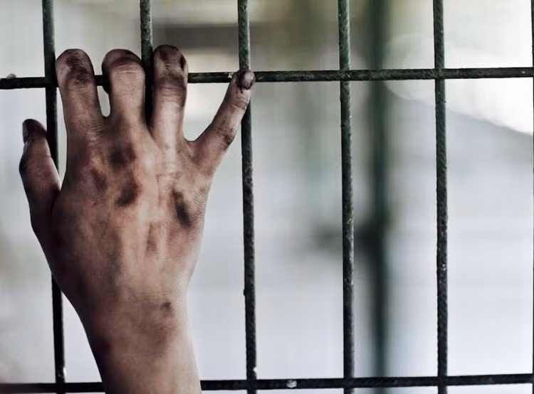 Kể từ đó Silverstein bị nhốt trong phòng biệt giam với đèn luôn được bật nhằm tránh gây gián đoạn cho việc theo dõi qua camera giám sát. Luôn có hai lính canh túc trực bên ngoài cửa và theo dõi mỗi giờ.