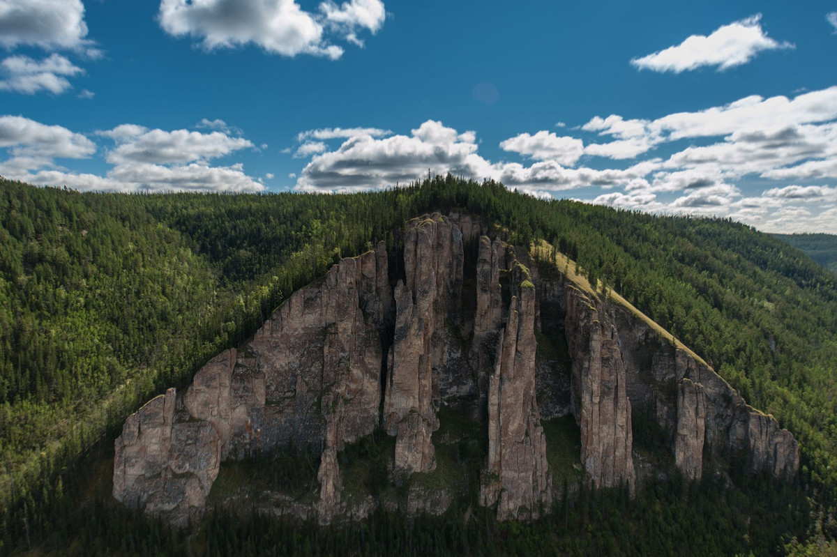 Những thập niên gần đây, Công viên cột thiên nhiên Lena đã trở thành một địa điểm du lịch được ưa thích ở vùng Siberia. Hành trình của du khách thường bắt đầu từ thành phố gần nhất là Yakutsk, cách đó 180 km.