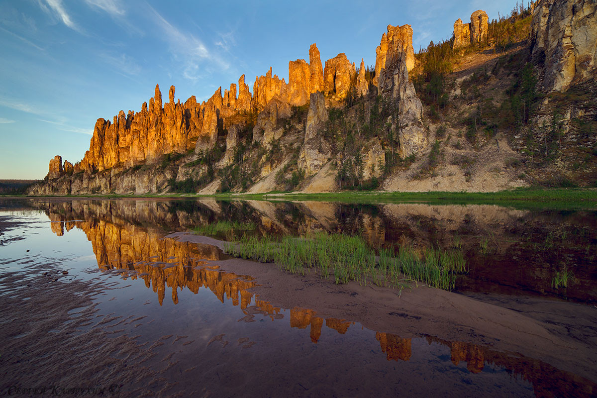 Những loại đá này thường được hình thành trong môi trường biển và sự phân lớp theo chiều ngang và biến đổi theo chiều dọc, phản ánh các quá trình biển tiến, biển lùi xảy ra trong khu vực vào giai đoạn sơ khai của sự sống trên Trái đất. Ảnh: LiveJournal.