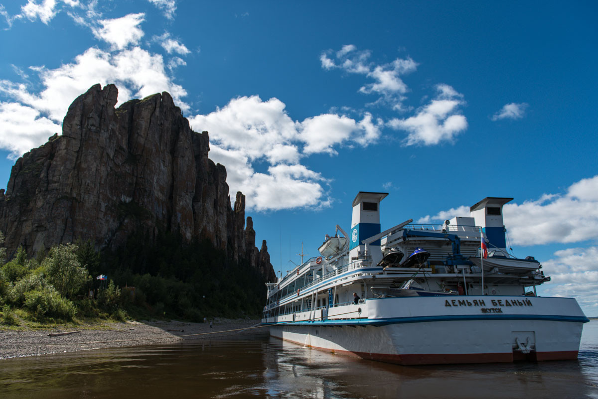 Hình thức tham quan chuyển phổ biến nhất là đi thuyền trên sông. Du khách có thể nghỉ qua đêm trên du thuyền lớn với đầy đủ tiện nghi trong các chuyến đi được đăng ký với các công ty du lịch ở Yakutsk. Ảnh: Eugene Kaspersky.