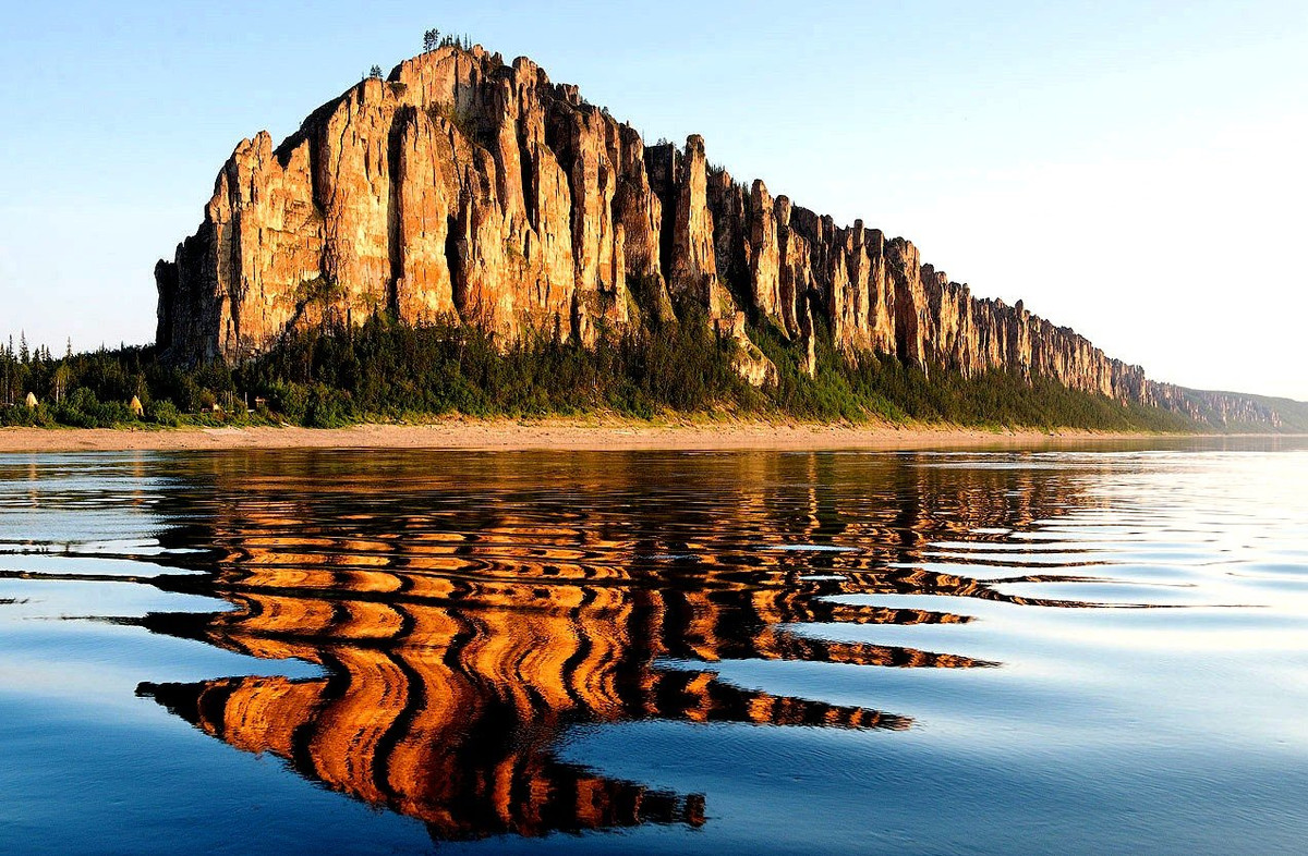 Đối diện với dãy cột đá thiên nhiên có chiều cao tương đương với những tòa nhà chọc trời ở New York, các vị khách ghé thăm cột đá Lena sẽ không khỏi choáng ngợp trước sự kỳ diệu của tạo hóa. Ảnh: Oir.mobi.