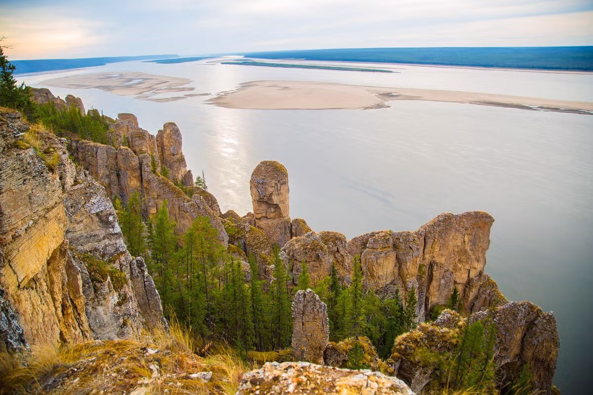 Những con đường mòn đi bộ dẫn lên đỉnh các cột đá thu hút người ưa trekking. Hành trình này đòi hỏi thể lực và kinh nghiệm vì địa hình khu vực khá hiểm trở. Khí hậu nơi đây cũng khắc nghiệt, với nhiệt độ xuống tới −60 °C vào mùa đông và lên tới 35 °C vào mùa hè. Ảnh: Krot.info.