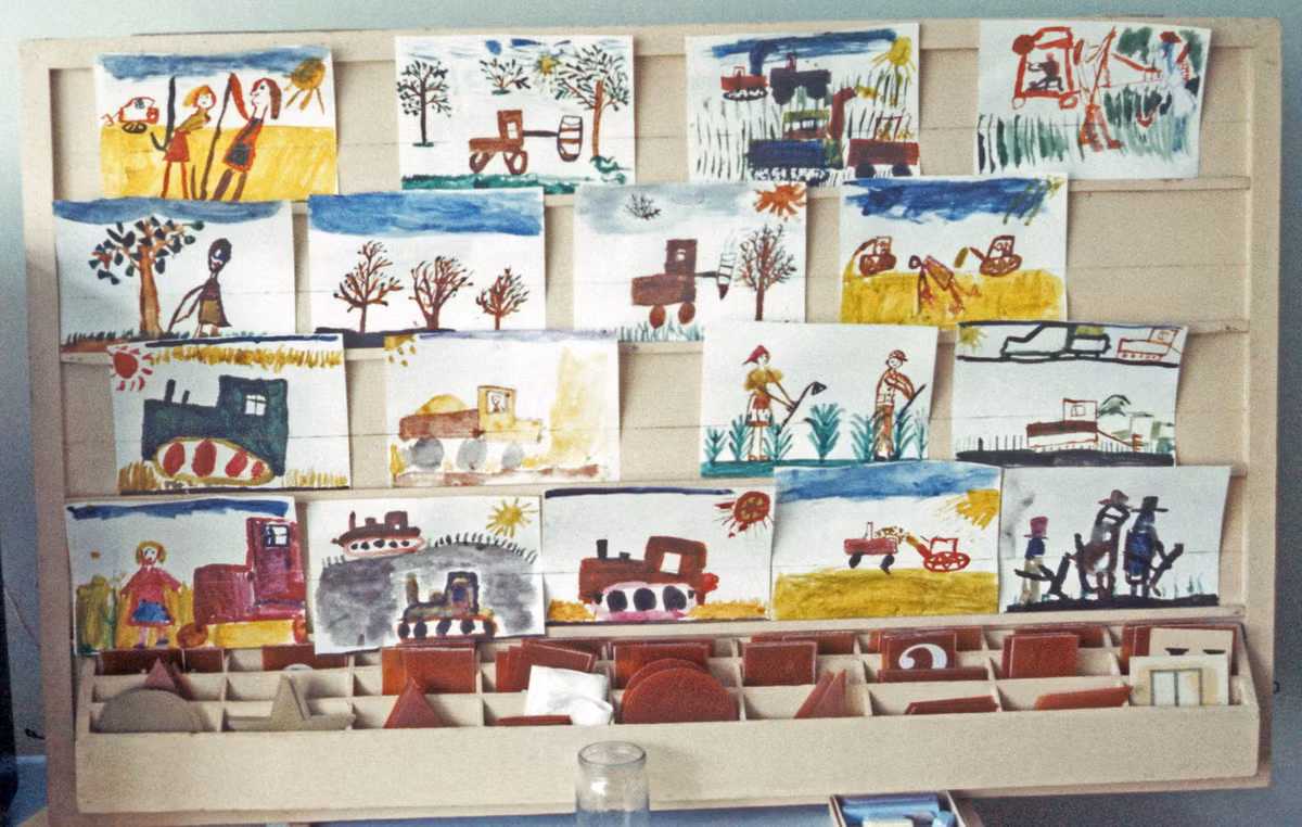 Trưng bày "tác phẩm hội họa" của các em nhỏ trong nhà trẻ.