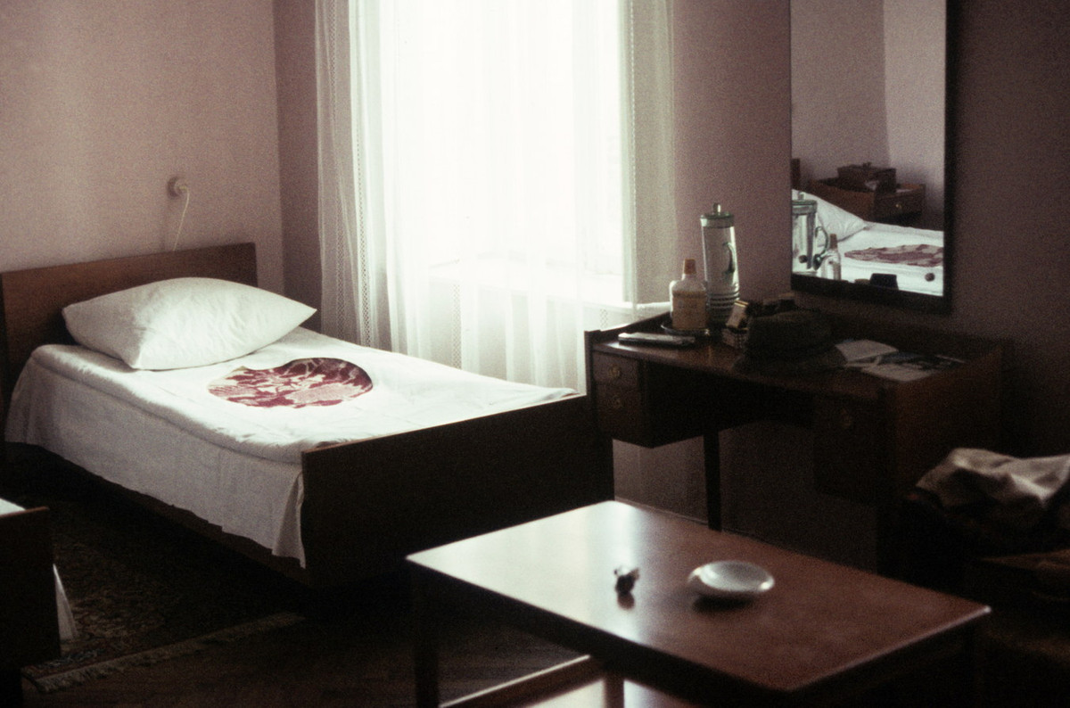 Nội thất trong phòng khách sạn Krasnyi (khách sạn Đỏ) ở Odessa.