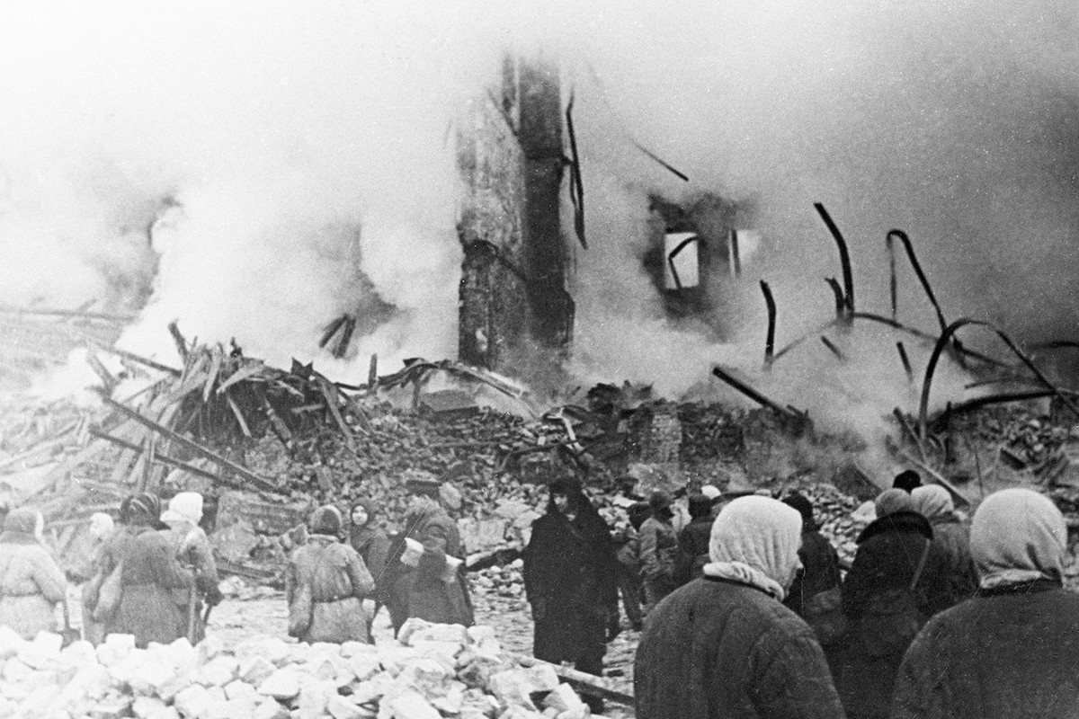 Theo ước tính, các mộ tập thể của nghĩa trang Piskaryovskoye là nơi an nghỉ của 470.000 đến 520.000 người. Phần lớn trong số họ từ giã cõi đời vào mùa đông năm 1941-1942, khi Leningrad bị phát-xít Đức bao vây ngặt nghèo.