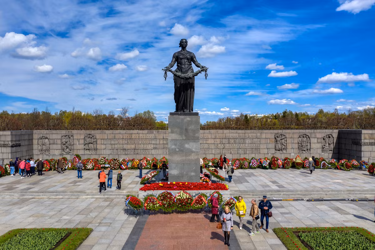Ở trung tâm của nghĩa trang là một tác phẩm điêu khắc bằng đồng cao 6 mét, mang tên "Mẹ - Tổ quốc". Phía sau là bức tường đá có phù điêu tái hiện các giai đoạn của cuộc sống và cuộc chiến đấu ở Leningrad cùng nhiều dòng tưởng niệm.