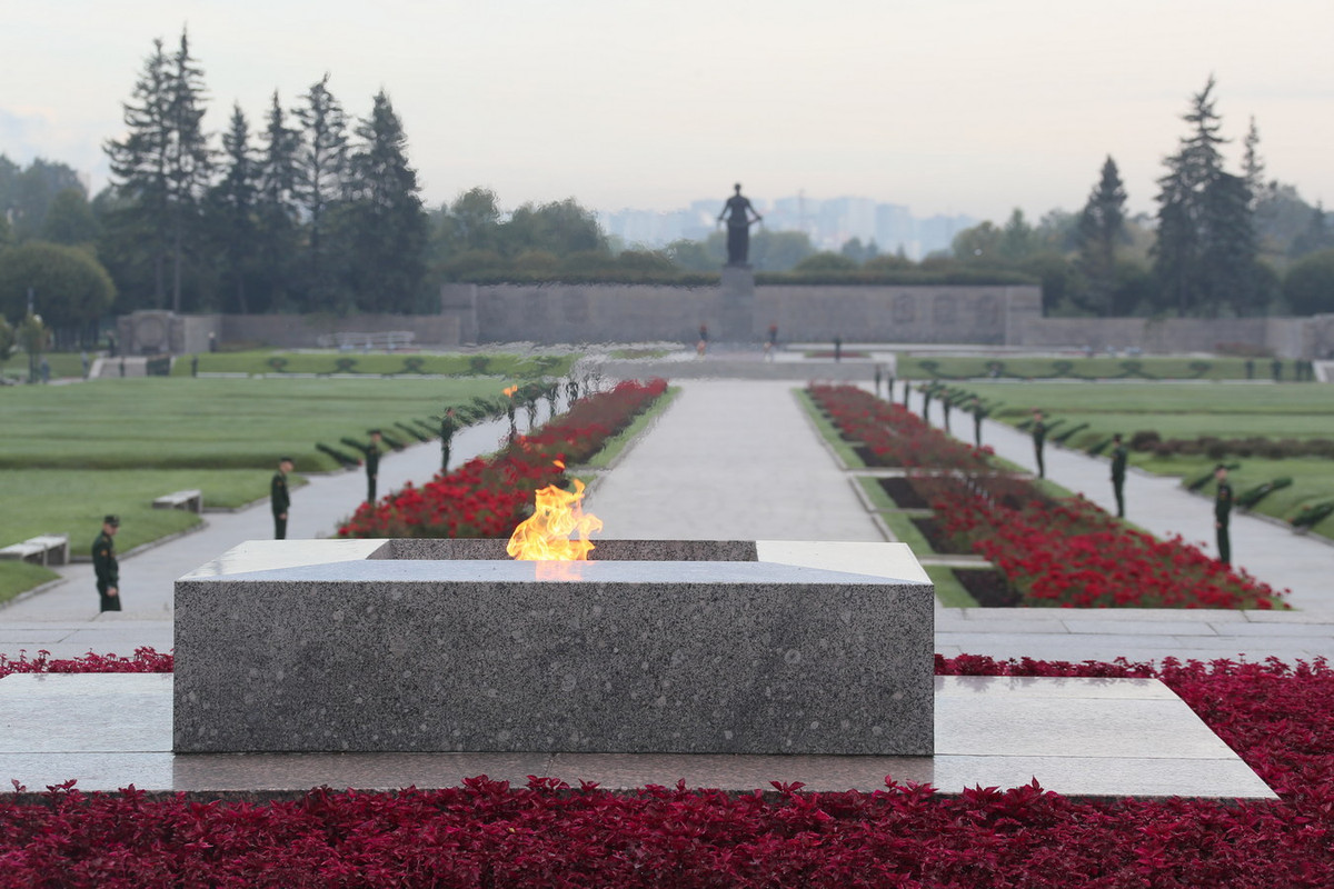 Nghĩa trang Tưởng niệm Piskaryovskoye gồm một quần thể công trình kiến trúc và điêu khắc trải rộng trên khuôn viên rộng nhiều ha. Ở lối vào nghĩa trang có ngọn lửa Vĩnh cửu và một tấm bảng bằng đá cẩm thạch ghi lại số lượng bom đạn Đức đã trút vào Leningrad cùng thiệt hại nhân mạng của thành phố.