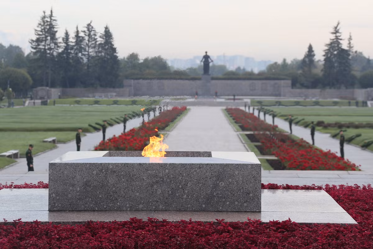 Nghĩa trang Tưởng niệm Piskaryovskoye gồm một quần thể công trình kiến trúc và điêu khắc trải rộng trên khuôn viên rộng nhiều ha. Ở lối vào nghĩa trang có ngọn lửa Vĩnh cửu và một tấm bảng bằng đá cẩm thạch ghi lại số lượng bom đạn Đức đã trút vào Leningrad cùng thiệt hại nhân mạng của thành phố.