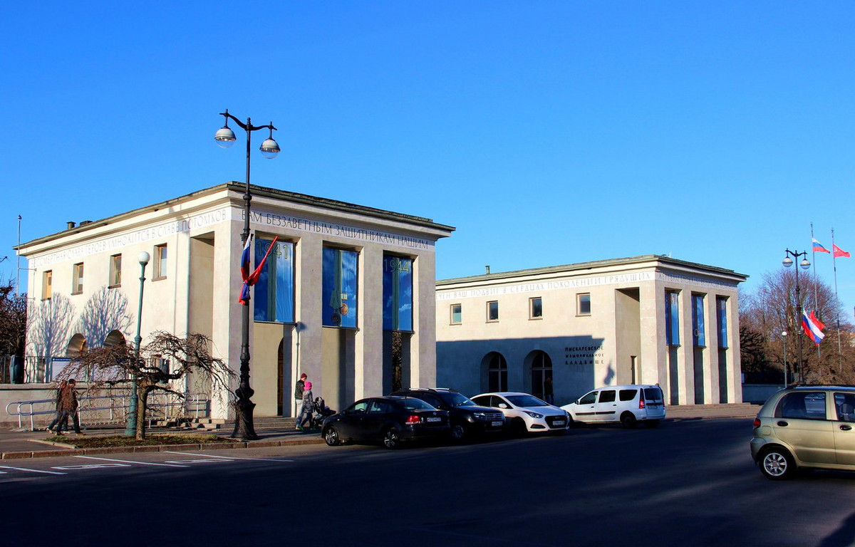 Cổng nghĩa trang có bảo tàng tôn vinh chiến công của cư dân và những người bảo vệ thành phố. Hiện vật nổi bật ở đây là nhật ký của Tanya Savicheva, một nữ sinh Leningrad sống sót sau khi đã mất toàn bộ gia đình trong mùa đông 1941-1942.