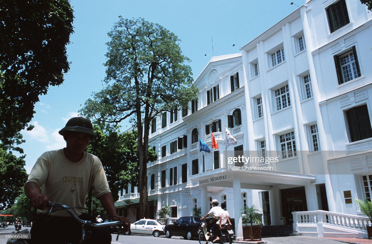 Bên ngoài khách sạn 5 sao Sofitel Metropole.