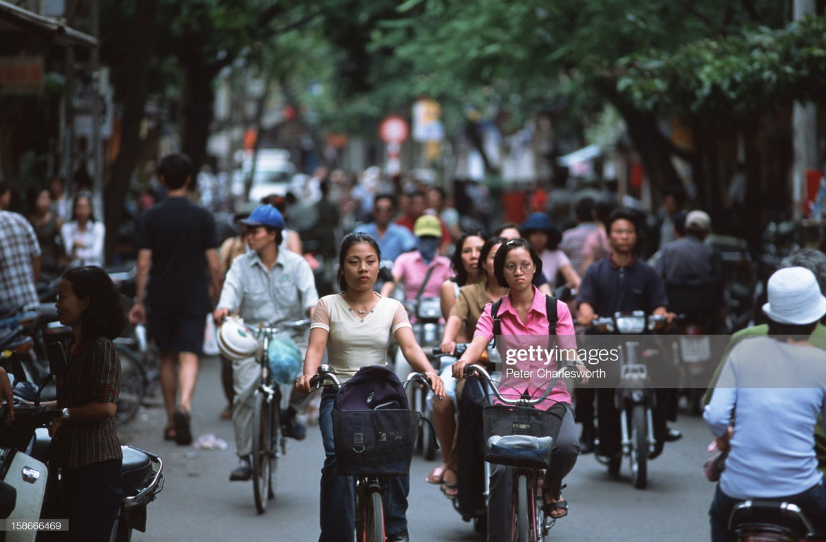 Một con phố đông đúc ở khu phố cổ.