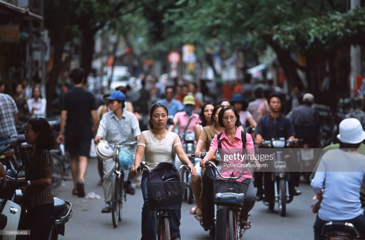 Một con phố đông đúc ở khu phố cổ.